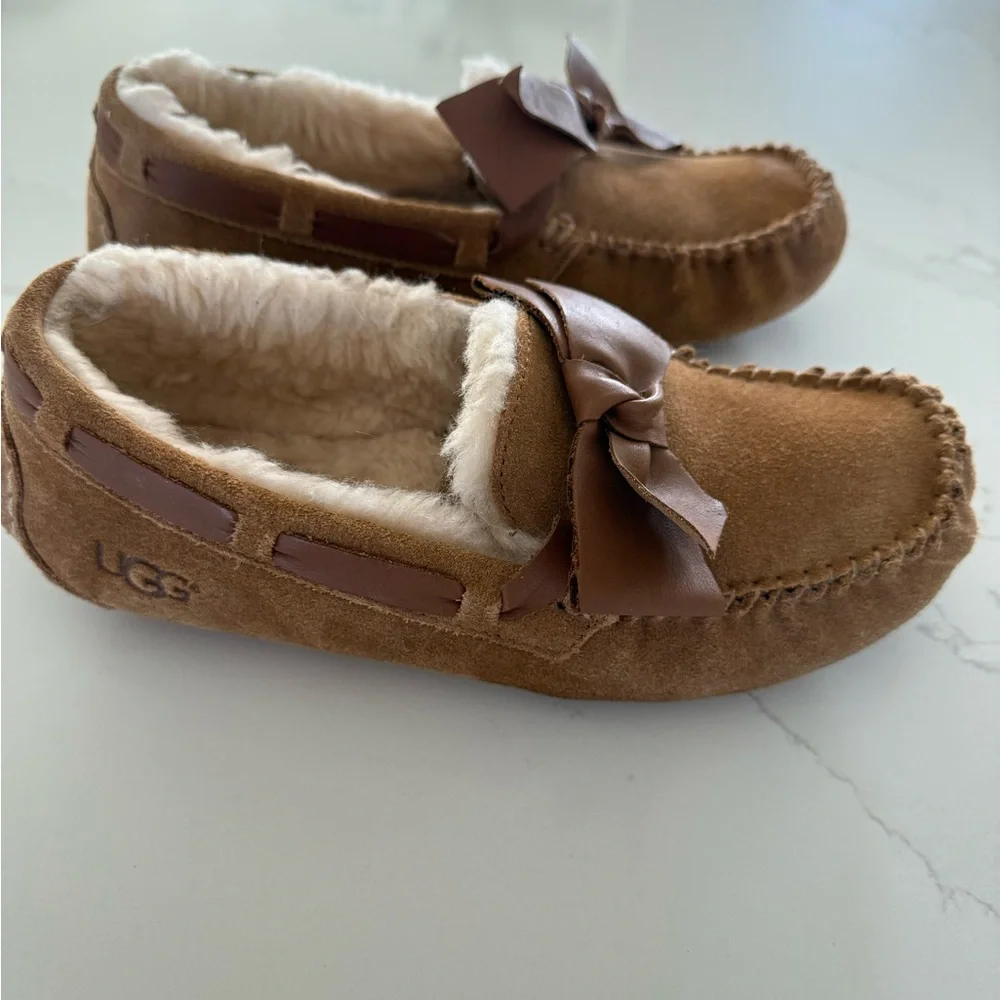Ugg Dakota Slippers with Leather Bow Detail. Size 9. - Picture 2 of 5